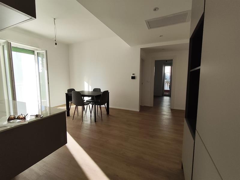 Soggiorno con cucina nuova