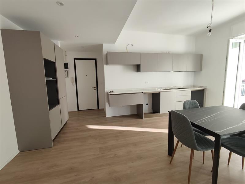 Soggiorno con cucina nuova